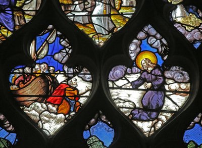 Vindue w12 viser Jesus, der går på vandet med Peter af French School