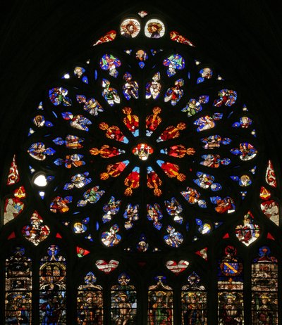 Vindue w135 viser Gud, serafer, musikalske engle og ti af apostlene. lancetterne nedenfor indeholder sene C16-figurer, skytshelgenerne for de daværende kanoner:- St James, St Christopher, St Charlemagn af French School