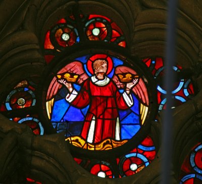 Vindue w141 forestiller en engel, der bærer kroner af French School
