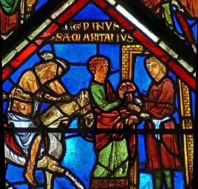 Vindue w15, der viser en scene i det barmhjertige samaritanske vindue: samaritaneren tager pilgrimmen til en kro af French School