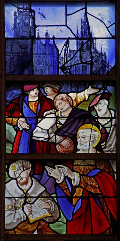 Vindue w1, der viser en scene fra Sankt Peters liv: Simon Magus og Peter debatterer; Rouen-katedralen og St. Maclou i baggrunden af French School