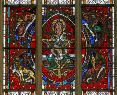 Vindue w200, der viser treenigheden omgivet af evangelisternes emblemer af French School