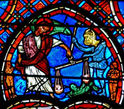 Vindue w4 viser en scene fra den sidste dom: St. Michael vejer sjælene af French School