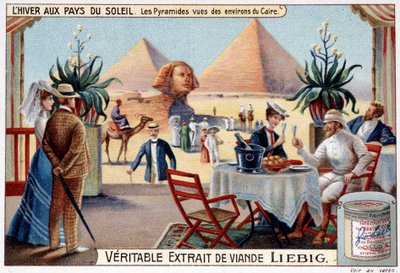 Vinter i solens lande: pyramider set fra Cairos omgivelser - Reklamevignet, chromo. Liébig, v.1900. af French School