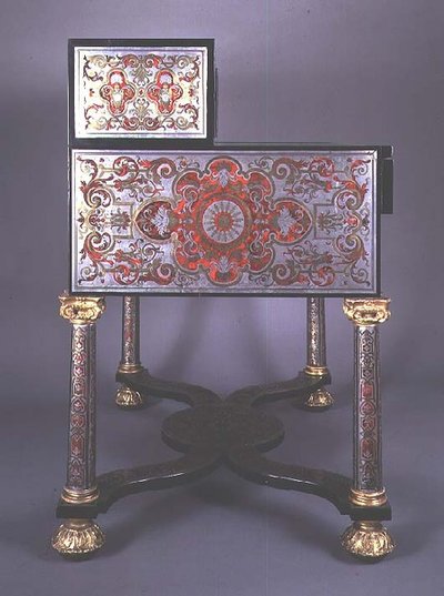 Skrivebord dekoreret med intarsia af messing i Boulle-stil indlagt med skildpadde, med forgyldte beslag (messing & skildpadde) (se også 77182) af French School
