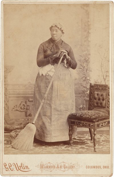 Portræt af en kvinde med en kost,ca. 1885 (foto) af G.C. Urlin