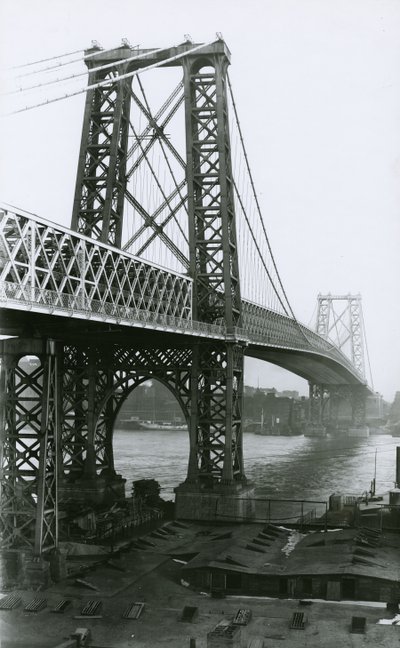 Williamsburg Bridge over East River under opførelsen, 1898 af G.P. Hall und Sohn