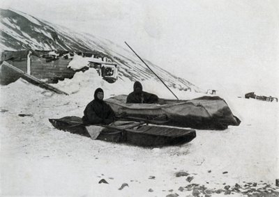 De to kajakker i land, c1911, 1913 af G. Murray Levick