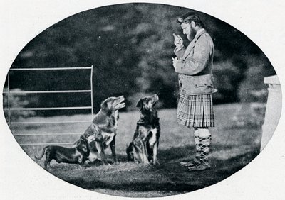 Mr. Francis Clark, The Queens Gillie, med tre af hendes yndlingshunde, c1899, 1901 af G. W. Wilson and Company