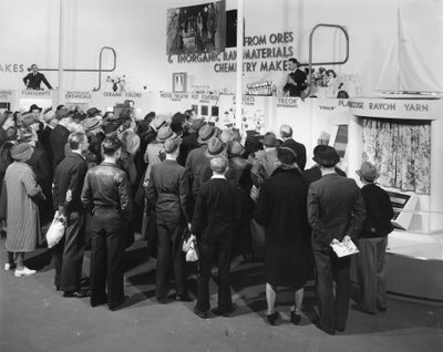 Produktdemonstrationer, New York Worlds Fair, 1939 af Gabriel Moulin