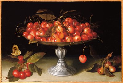 Kirsebær i sølvkompot med crabapples på en stenkant og en fritillary sommerfugl af Galizia Fede
