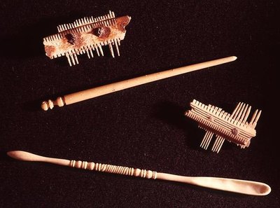 To kamme, en hårnål og en ske til make-up (knogle) af Gallo Roman Gallo Roman