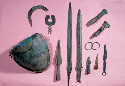 Gallisk kunst: bronzehjelm, økse, segl, pynt, epee, armbånd, spids fra Theil og Billy sur Loir. 1150 - 950 f.Kr. Saint-Germain-en-Laye, Antikvitetsmuseet af Gaulish Gaulish