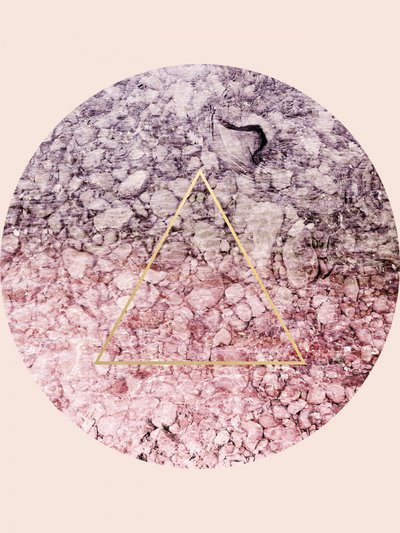 Geometrisk sten, guldtrekant af Gemma Bardot
