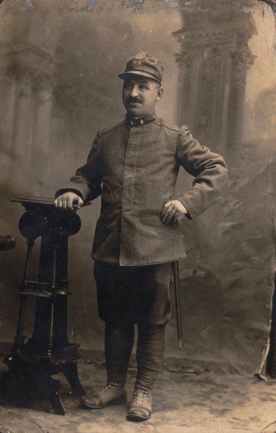Album "The GM R. Army (1. Verdenskrig)": soldater fra det 23. regiment. Territorial milits i uniform efter land (s/h-billede) af Gemmi Gemmi