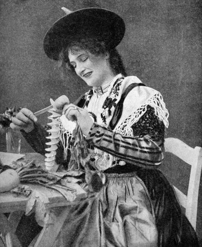 En kvinde, der kreativt skræller en kartoffel, 1922. af Georg Haeckel