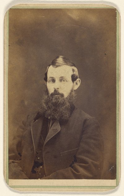 [Uidentificeret mand med fuldskæg, siddende]. af George A. Lenzi