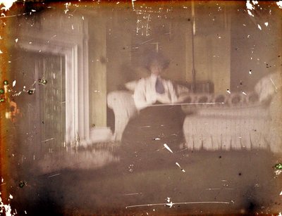 Kvinde sidder på en sofa, ca. 1910 (autokrom) af George Bernard Shaw