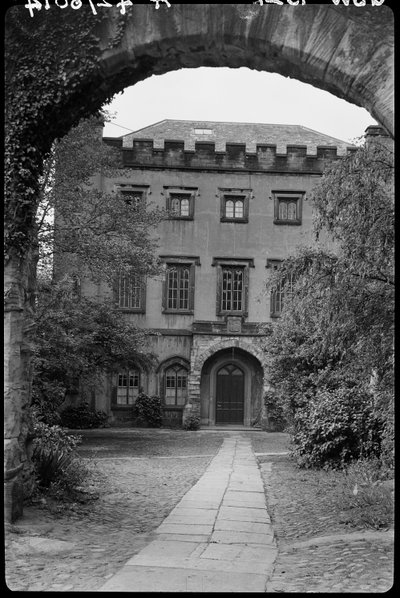 Mur med buegang foran nr. 9, The College, County Durham, 1942. af George Bernard Wood