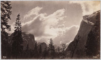 Yosemite Valley, med skyer af George Fiske