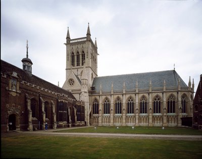 Gotisk kunst: udsigt over Saint John College grundlagt i 1511 af grevinden af Richmond. Kapellet blev bygget i 1864 på et projekt af Sir George Gilbert Scoot. University of Cambridge, England af George Gilbert Scott