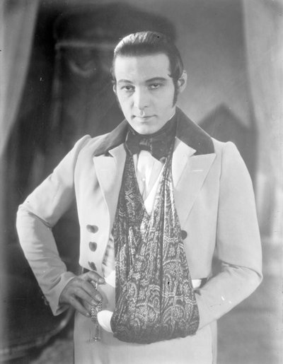 Valentino på settet af "The Eagle" med armen i slynge efter en bilulykke, ca. 1925 af George Grantham Bain