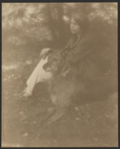 [Siddende kvinde med hund] af George H. Seeley