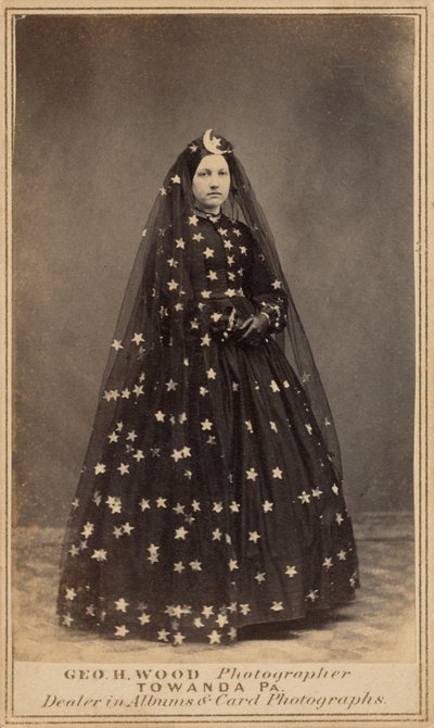 Kvinde i kostume som nattens dronning, ca. 1860 (foto) af George H. Wood