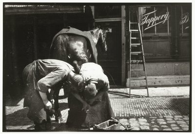 Beslagsmed på arbejde med en hest af George Hendrik Breitner