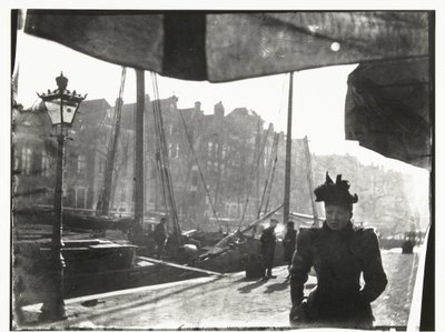 Portræt af en kvinde, der går langs Prinsengracht i Amsterdam af George Hendrik Breitner