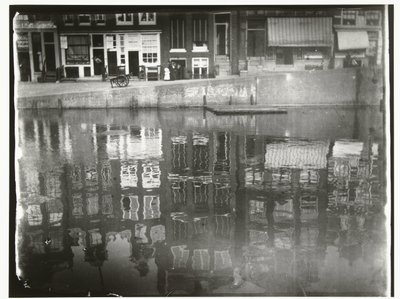 Refleksion af kanalhuse i vandet på Singel 377 til 385 i Amsterdam af George Hendrik Breitner