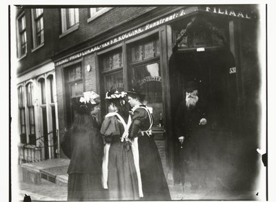 Fire unge kvinder på gaden foran Kogginks smagslokale i Runstraat i Amsterdam af George Hendrik Breitner