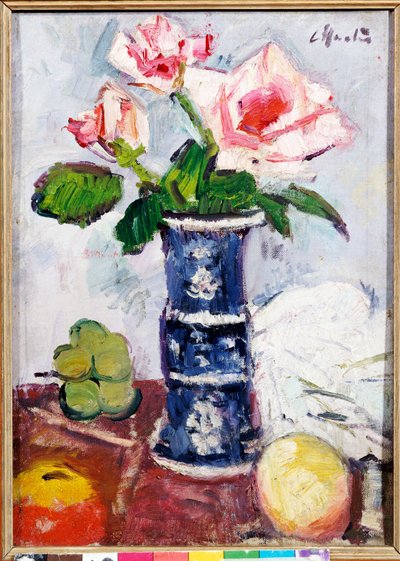 Lyserøde roser i en kinesisk blå og hvid Gu-formet vase af George Leslie Hunter