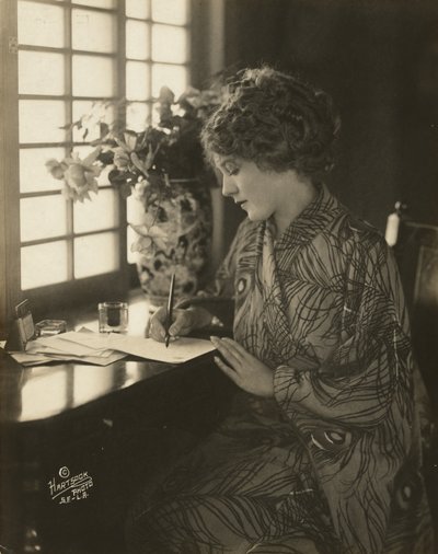 Mary Pickford, iført kimono, skriver ved et skrivebord, ca. 1918 (s/h-foto) af Bartolome Esteban and studio Murillo