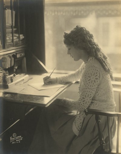 Mary Pickford skriver ved et skrivebord, ca. 1918 (s/h-foto) af Bartolome Esteban and studio Murillo