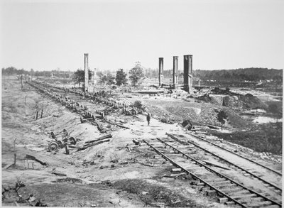 Ruinerne af Hoods ammunitionstog med 28 biler og Scofield Rolling Mill, nær Atlanta, Georgia, september 1864 (s/h-fotografi) af George N. Barnard