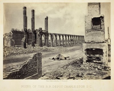 Ruinerne af jernbanedepotet i Charleston, South Carolina af George N. Barnard