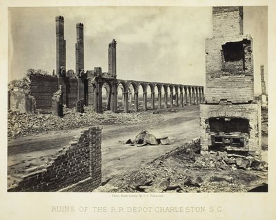 Ruinerne af R.R. Depot Charleston, S.C., 1865. af George N. Barnard