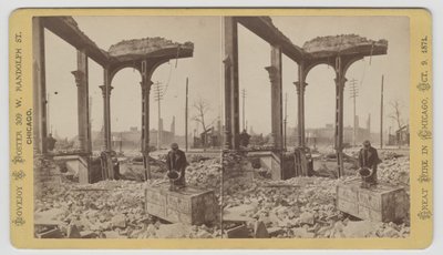 Stereograf af en mand, der køler et pengeskab blandt ruinerne efter Chicago-branden i 1871, 1871 (bw-foto på kortholder) af George N. Barnard