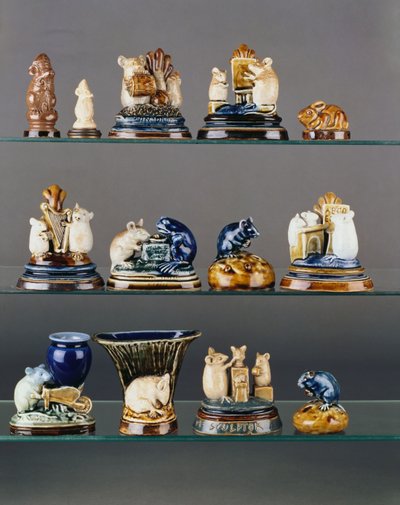 Et udvalg af dyrefigurer modelleret af George Tinworth af George Tinworth