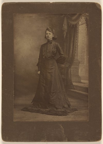 [Portræt af en ung kvinde i lang sort kjole, stående]. af George W. Killian
