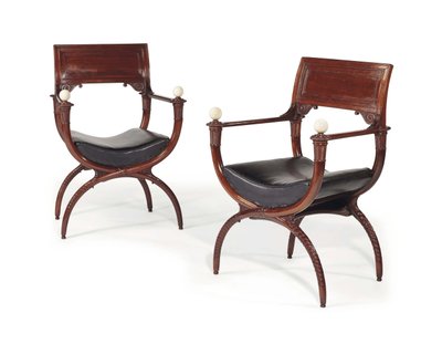 Par curule lænestole fra slutningen af Louis XVI æraen, før 1792 (mahogni med læder og elfenben) af Georges (attr. to) Jacob