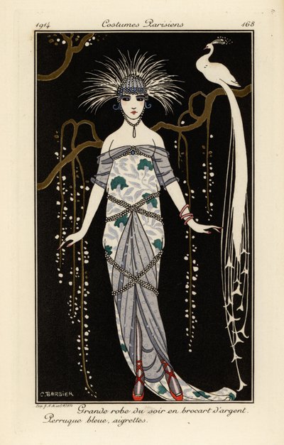 Flot aftenkjole i sølvbrokade, blå paryk og fjer. af Georges Barbier