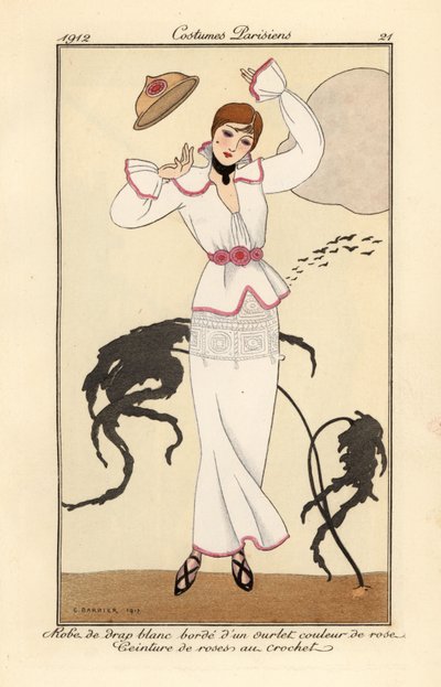 Kvinde i hvid uldkjole med pink kant, bælte af hæklede roser, taber hatten i vinden. Robe de drap blanc borde d