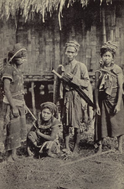 Burma: En Kachin-mand med den karakteristiske dah og tre kvinder (s/h-billede) af Georges Bertin Scott