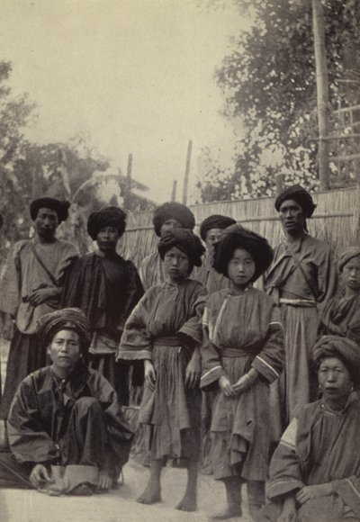 Burma: En gruppe Lihsaw mænd og kvinder (s/h foto) af Georges Bertin Scott