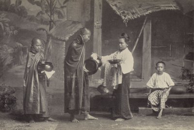 Burma: Pongyien med sin tiggerskål (s/h-billede) af Georges Bertin Scott