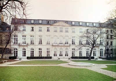 Udsigt til havefacaden på Hotel de Beauharnais, bygget i 1713 Interiør af Salon Vert i Prins Eugene de Beauharnais