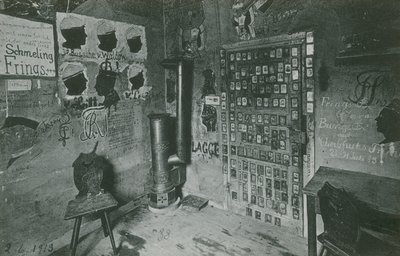 Et rum med vægge dækket af graffiti, der henviser til vigtige samtidige personer som Bussche og Waldow. Postkort sendt i 1913. af German Photographer