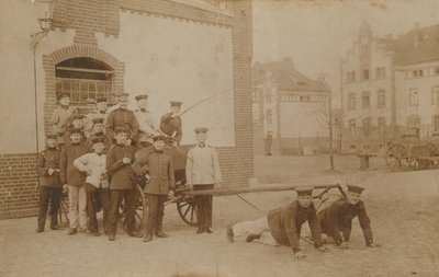 Tyske soldater trækker (kanon) vogn. Postkort sendt i 1913. af German Photographer